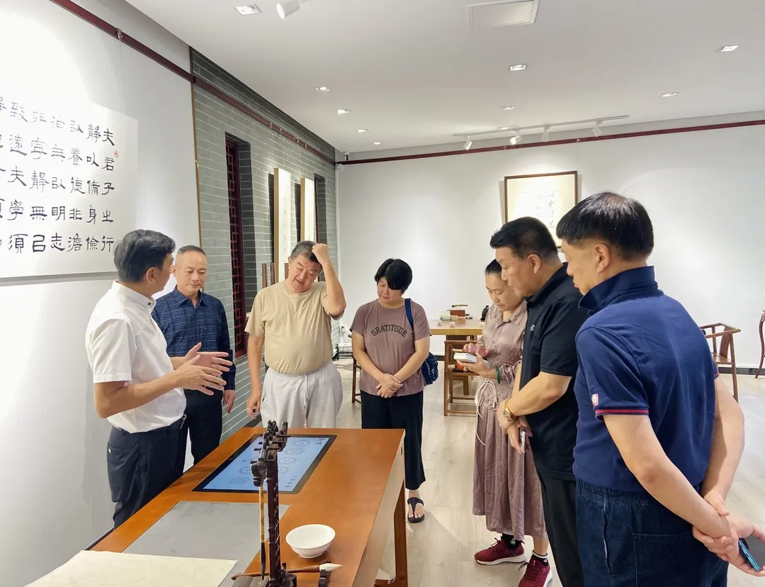 缅甸、韩国国际友人来访逅艺空间，赞誉书法艺术的数字化魅力
